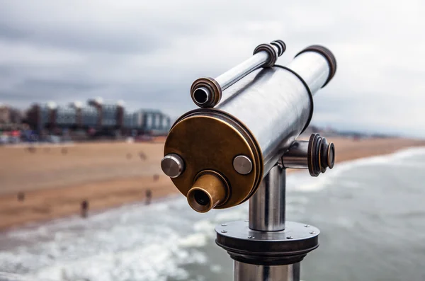 Telescopio para observar el paisaje costero —  Fotos de Stock