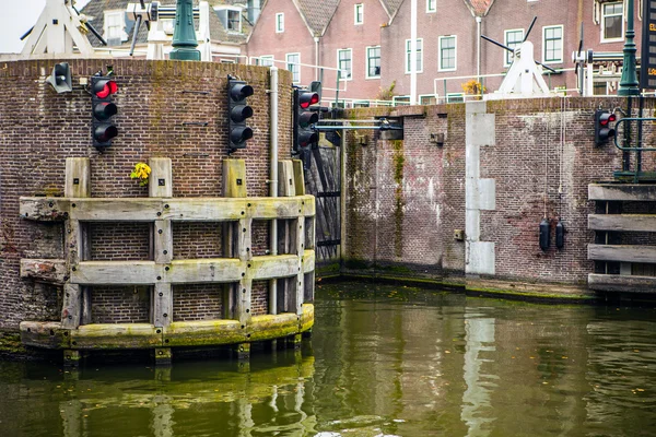 Éléments anciens du système de canal d'eau — Photo