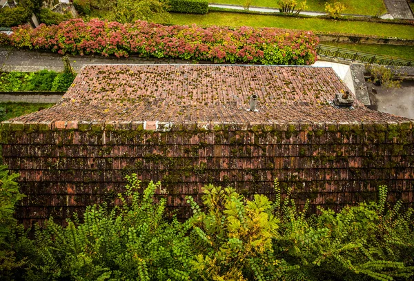 Древняя крыша из плитки — стоковое фото