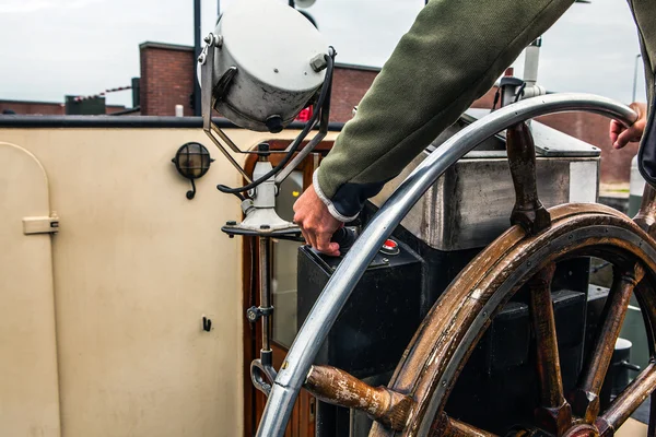 Capitão operar um navio antigo — Fotografia de Stock