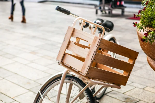 Bicicleta com caixa de bagagem — Fotografia de Stock