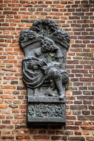 Bas-relief de monarque en bronze — Photo