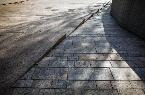 Schatten des Lichts auf Steinstufen — Stockfoto