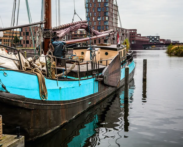 Muelle con nave estacionada —  Fotos de Stock