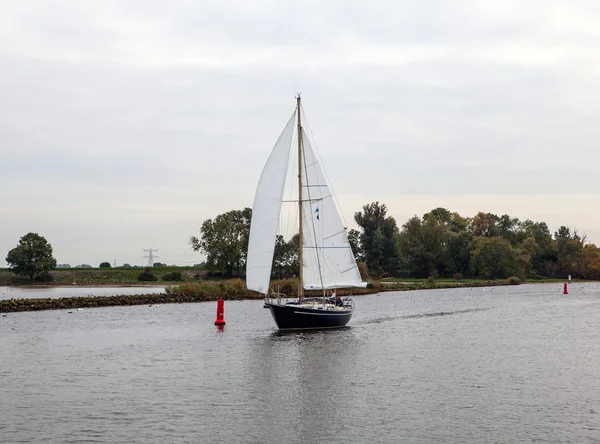 Segelboot auf dem Wasser bei trübem Wetter — Stockfoto