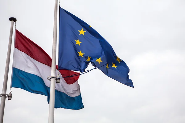 Bandeiras da União Europeia e do Luxemburgo — Fotografia de Stock