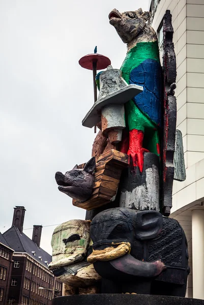 Standbeeld in de buurt van gebouw van business center — Stockfoto