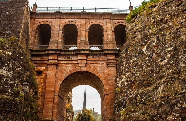 Antiguo puente histórico de piedra en Luxemburgo —  Fotos de Stock