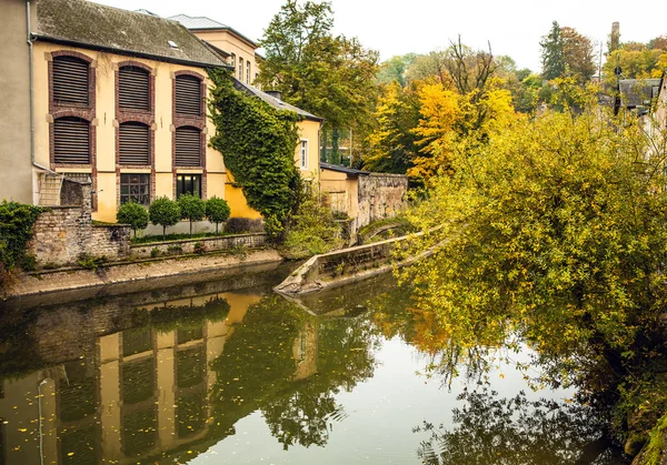 Casas junto al río Alzette en Luxemburgo —  Fotos de Stock