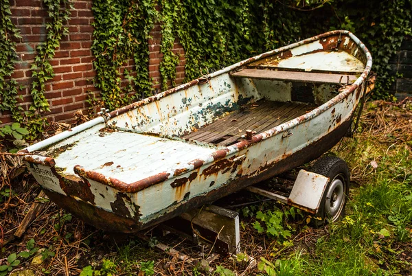 Старая ржавая лодка — стоковое фото