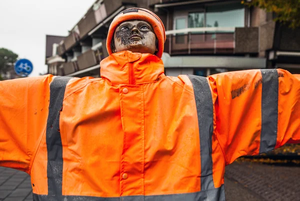 Dummy in orangefarbener Jacke — Stockfoto