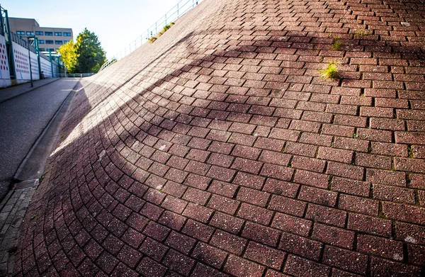 Strada della città con muro di mattoni — Foto Stock