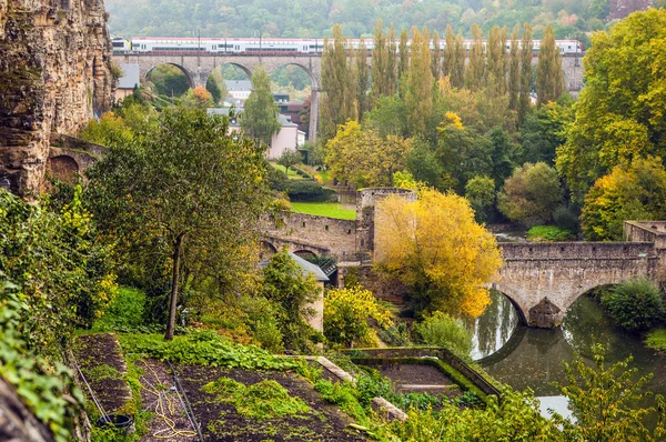 Oude historische stenen brug in Luxemburg — Stockfoto