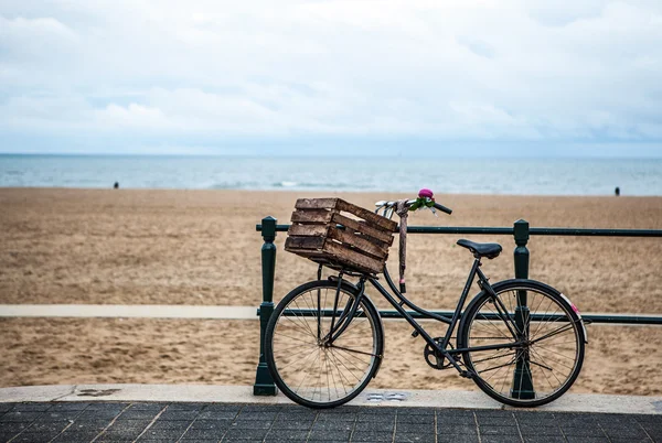 Bicicleta de estilo antigo com cesta em Haia — Fotografia de Stock