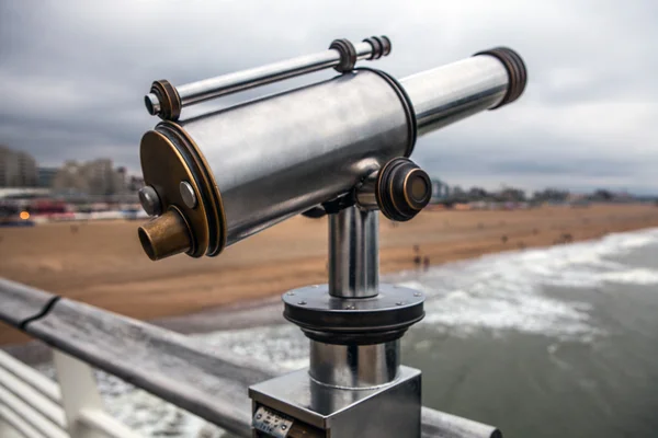 Télescope pour observer le paysage côtier — Photo