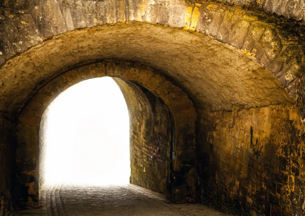 Strada sotto vecchio ponte di pietra — Foto Stock