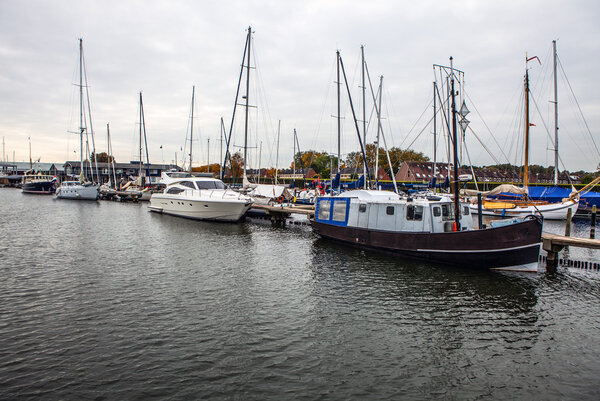 Пирс с припаркованными кораблями
