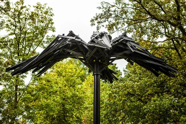 雕塑的鸟从金属 — 图库照片