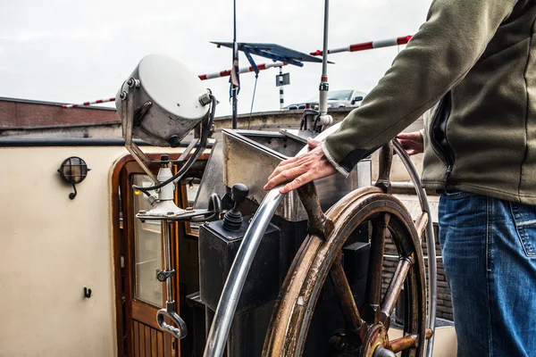 Captain operate an ancient ship — Stock Photo, Image