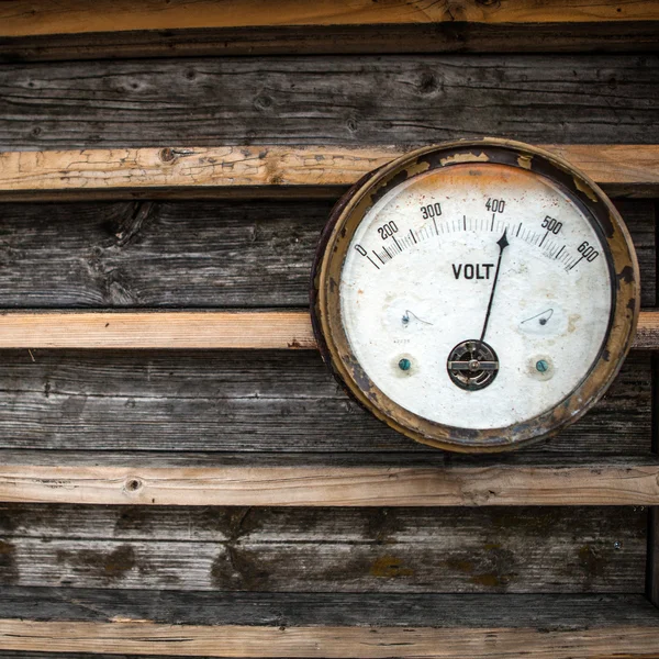 오래 된 녹슨 전압계 — 스톡 사진