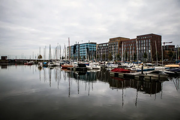 Pier park edilmiş gemileri ile