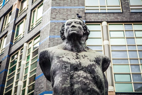 Estátua perto de centro de negócios em Haia — Fotografia de Stock