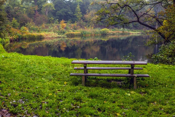 Ancient bench in autumn park — Stock Photo, Image
