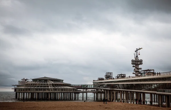 Plage de Scheveningen et jetée au bord de la mer du Nord — Photo