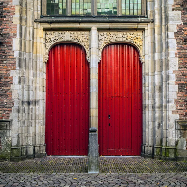 Alte rote Türen der Kirche — Stockfoto