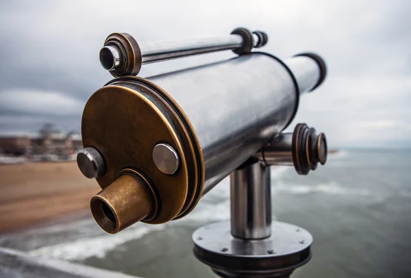 Telescope to observe the coastal landscape — Stock Photo, Image