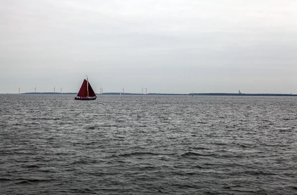 Boot auf dem Wasser bei trübem Wetter — Stockfoto