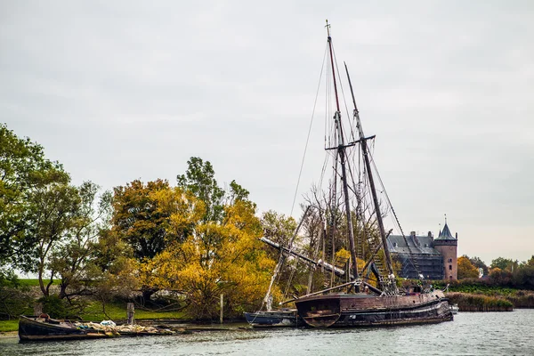 Havariertes Schiff auf dem Wasser — Stockfoto