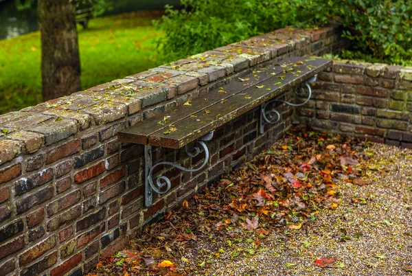 Banc ancien dans le parc d'automne — Photo