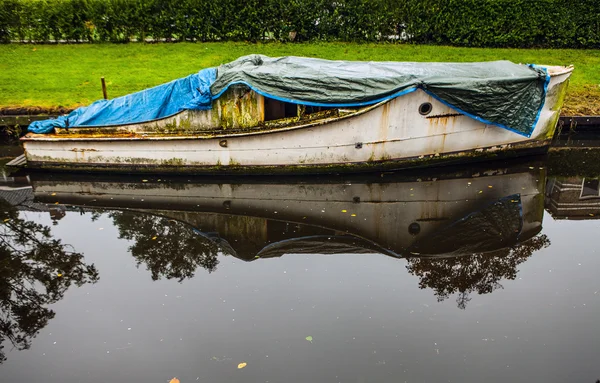 Hollanda'da kanalda tekne. — Stok fotoğraf