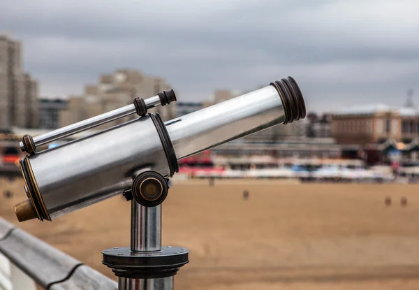 해안 풍경을 관찰 하는 망원경 — 스톡 사진