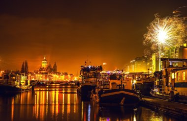 Amsterdam, Hollanda - 1 Ocak 2016: Festival Selam Yılbaşı gecesi havai fişek. 1 Ocak 2016 yılında Amsterdam - Hollanda.