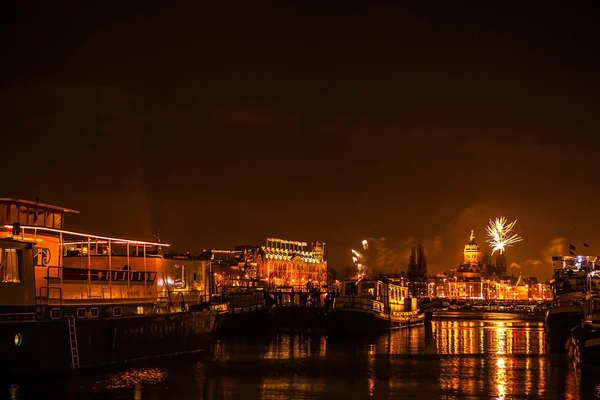 AMSTERDAM, PAÍSES BAJOS - 1 DE ENERO DE 2016: Saludo festivo de fuegos artificiales en la noche de Año Nuevo. El 1 de enero de 2016 en Amsterdam - Países Bajos . —  Fotos de Stock