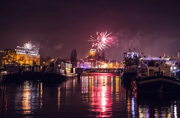 AMESTERDÃO, PAÍSES BAIXOS - JANEIRO 1, 2016: Saudação festiva de fogos de artifício na noite de Ano Novo. Em 1 de janeiro de 2016 em Amsterdã - Países Baixos . — Fotografia de Stock