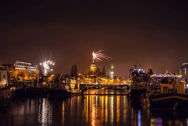 Amsterdam, Holandia - 1 stycznia 2016: Uroczysty pozdrawiać fajerwerków na noc nowego roku. Na 1 stycznia 2016 r. w Amsterdam - Holandia. — Zdjęcie stockowe