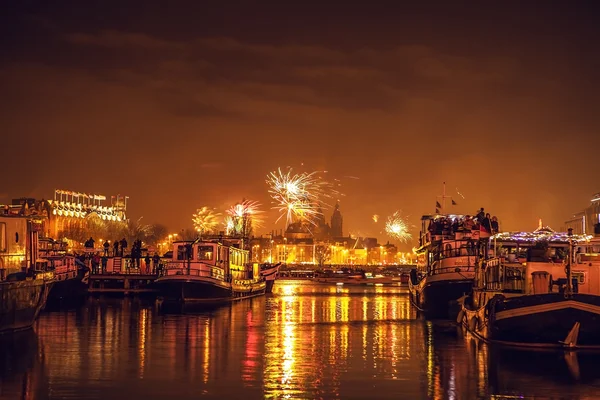 Amsterdam, Nederland - 1 januari 2016: Feestelijke groet van vuurwerk op oudejaarsavond nacht. Op 1 januari 2016 in Amsterdam - Nederland. — Stockfoto