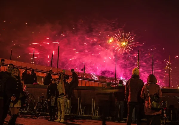 Amsterdam, Nederland - 1 januari 2016: Feestelijke groet van vuurwerk op oudejaarsavond nacht. Op 1 januari 2016 in Amsterdam - Nederland. — Stockfoto