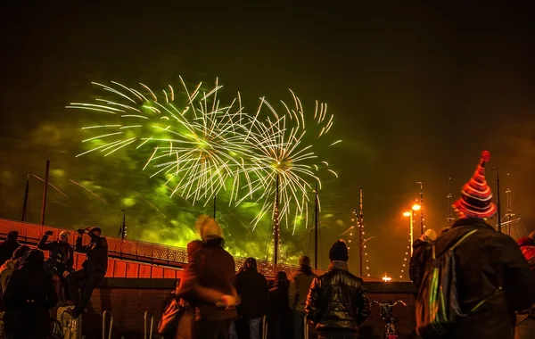 Amsterdam, Nederland - 1 januari 2016: Feestelijke groet van vuurwerk op oudejaarsavond nacht. Op 1 januari 2016 in Amsterdam - Nederland. — Stockfoto