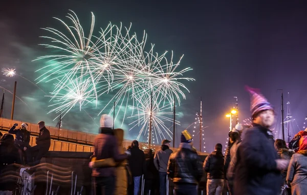 Amsterdam, Nederland - 1 januari 2016: Feestelijke groet van vuurwerk op oudejaarsavond nacht. Op 1 januari 2016 in Amsterdam - Nederland. — Stockfoto