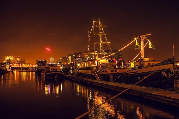 AMSTERDAM, PAÍSES BAJOS - 1 DE ENERO DE 2016: Saludo festivo de fuegos artificiales en la noche de Año Nuevo. El 1 de enero de 2016 en Amsterdam - Países Bajos . —  Fotos de Stock
