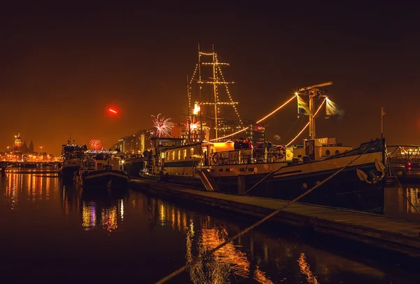 AMSTERDAM, PAÍSES BAJOS - 1 DE ENERO DE 2016: Saludo festivo de fuegos artificiales en la noche de Año Nuevo. El 1 de enero de 2016 en Amsterdam - Países Bajos . —  Fotos de Stock