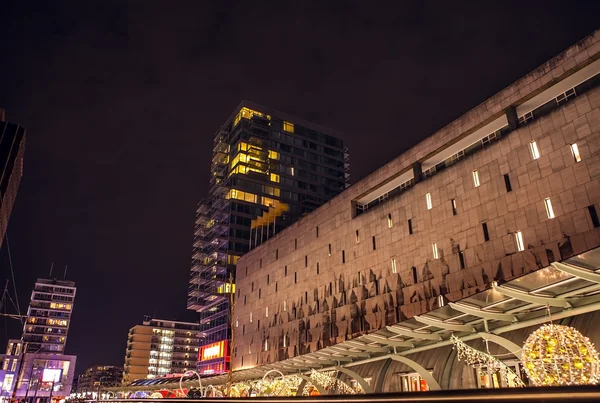 ROTTERDÃO, PAÍSES BAIXOS - 26 DE DEZEMBRO DE 2015: Visões famosas da cidade à noite em 26 de dezembro de 2015 em Roterdão - Holanda . — Fotografia de Stock