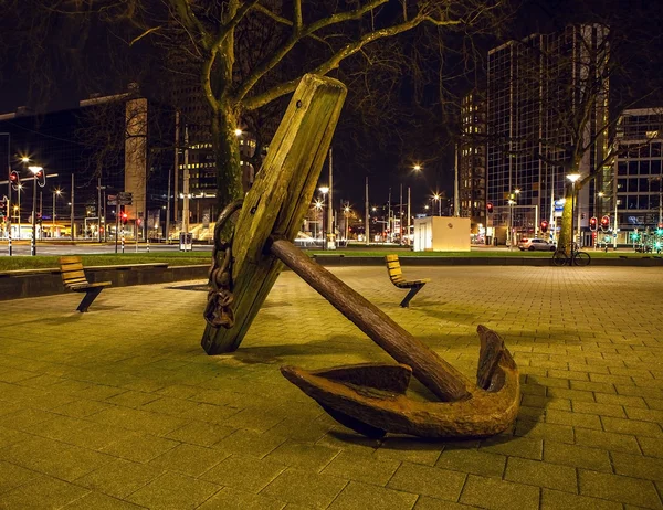 ROTTERDAM, NETHERLANDS - DECEMBER 26, 2015: Famous city sights at night time on December 26, 2015 in Rotterdam - Netherlands. — 图库照片