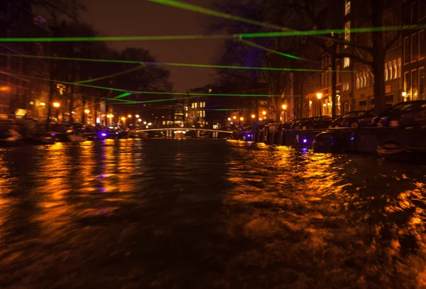 Reflexos de iluminação noturna em canais de Amsterdã de barco de cruzeiro em movimento. Foto abstrata borrada como fundo . — Fotografia de Stock