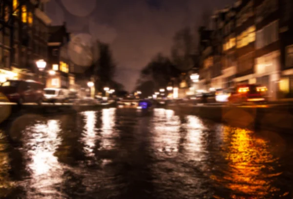 Nachtbeleuchtung Reflexionen in Amsterdam Kanäle aus beweglichen Kreuzfahrtschiff. verschwommenes abstraktes Foto als Hintergrund. — Stockfoto
