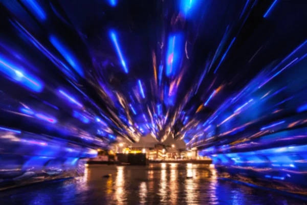 Noční osvětlení odrazy v amsterdamské kanály z pohybu výletní lodi. Rozmazané abstraktní fotografie jako pozadí. — Stock fotografie